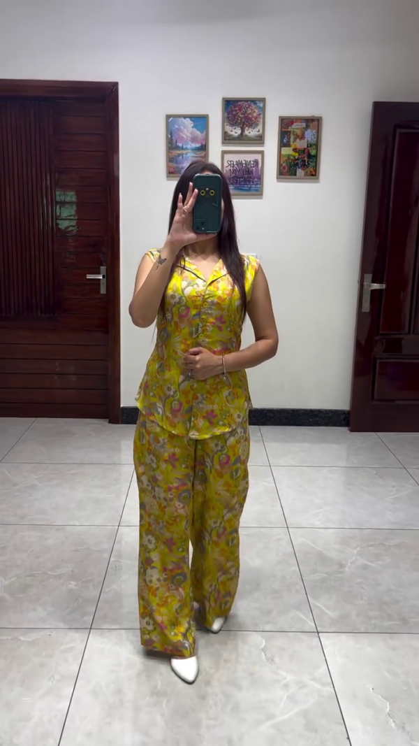 Casual Sleeveless Yellow Floral Co-Ord Set with Button-Down Top and Wide-Leg Pants - Image 2