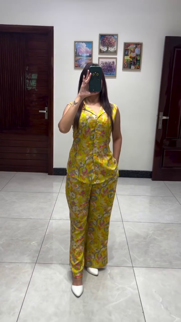 Casual Sleeveless Yellow Floral Co-Ord Set with Button-Down Top and Wide-Leg Pants - Image 4