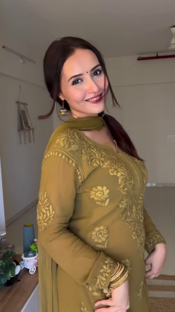 Elegant Olive Green Embroidered Kurta Set with Chiffon Dupatta - Image 3
