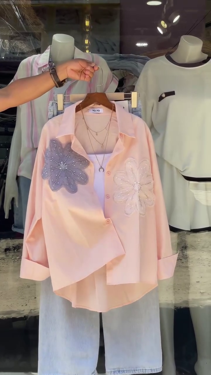Chic Womenโs Casual Outfit ๐ธ | Elegant Peach Button-Down Shirt with Beaded Floral Embroidery โจ & Relaxed-Fit Light Blue Jeans ๐ โ Stylish Everyday Wear with Layered Necklace Accessory"