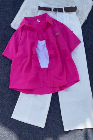 🌸 Vibrant Summer Chic 3-Piece Set – Hot Pink Oversized Shirt, White Cropped Tank Top & Cream Wide-Leg Trousers with Belt 🌸