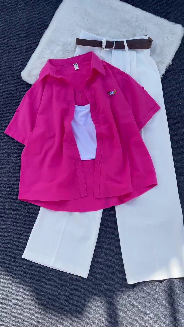 🌸 Vibrant Summer Chic 3-Piece Set – Hot Pink Oversized Shirt, White Cropped Tank Top & Cream Wide-Leg Trousers with Belt 🌸