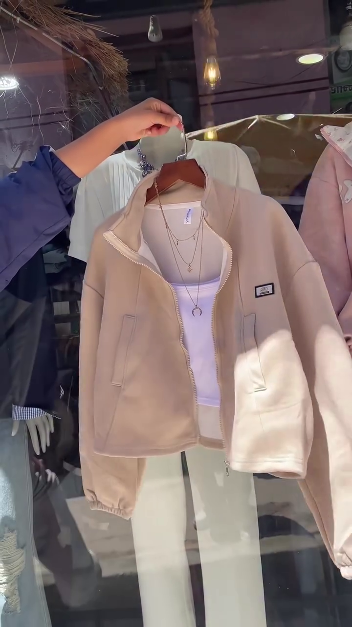 π€ Urban Neutral Layered Set β Beige Zip-Up Fleece Jacket, White Ribbed Crop Tank & Ivory Straight-Leg Pants with Gold Layered Necklace Set π€