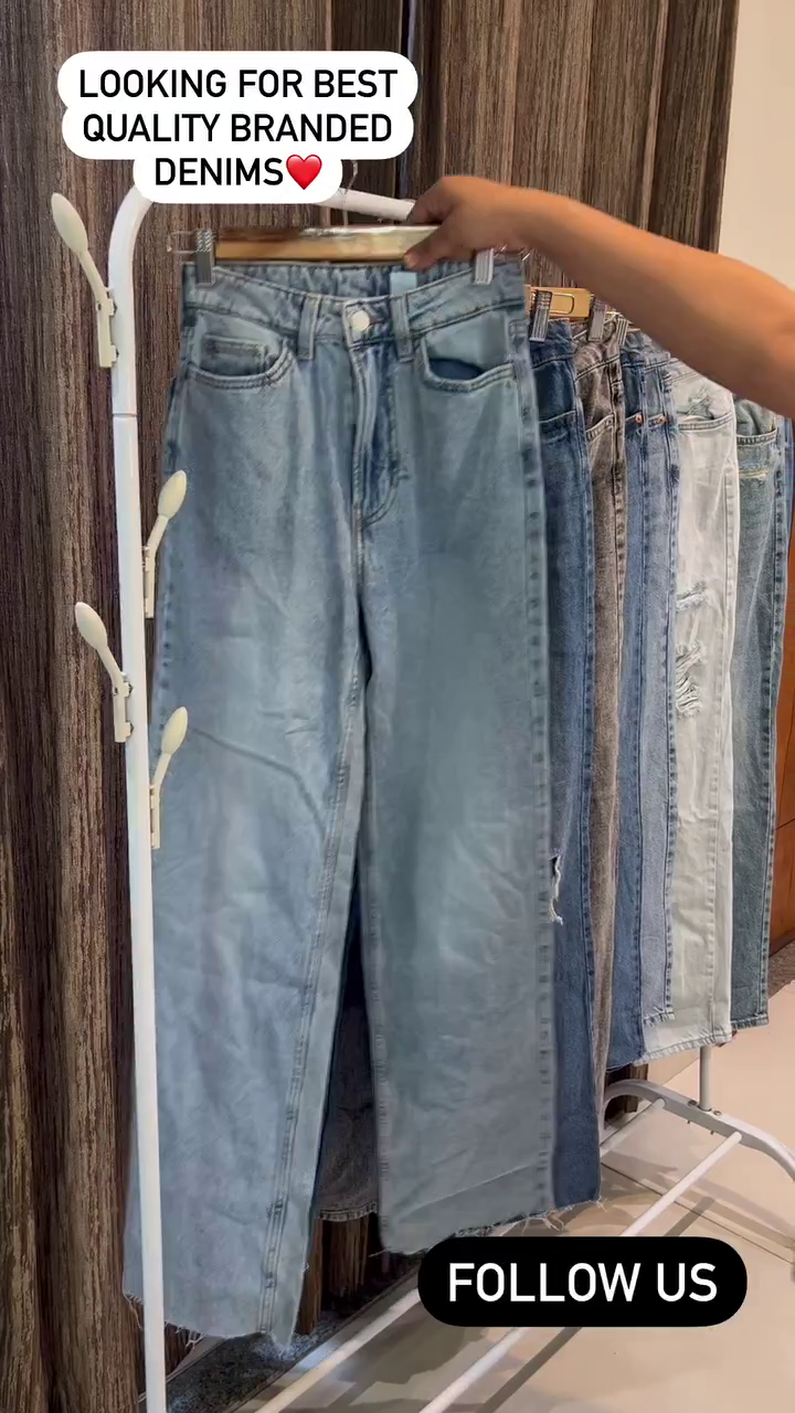 👖 Best Quality Branded Distressed Mid-Wash Denim Jeans with Relaxed Straight-Leg Fit and Ripped Knee Detailing 👖