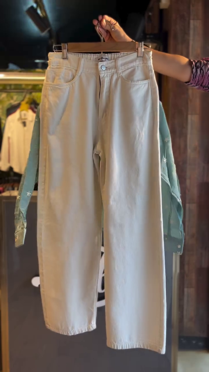 ๐ฟ Mint Breeze Sheer Floral Layered Shirt & White Capri Set - Image 2