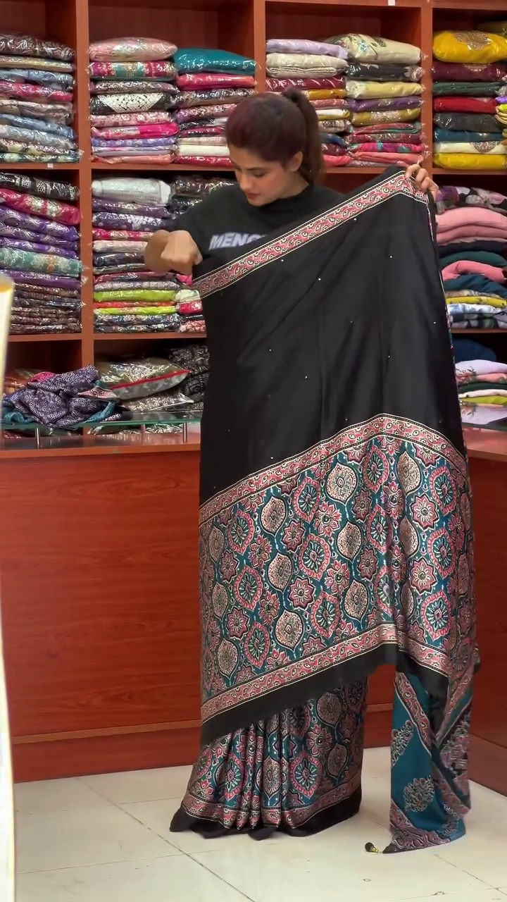 "Midnight Bloom Saree with Paisley Pallu β A Tapestry of Tradition & Grace"π€πΊπβ¨ - Image 3