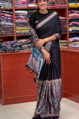 "Midnight Bloom Saree with Paisley Pallu – A Tapestry of Tradition & Grace"🖤🌺👘✨