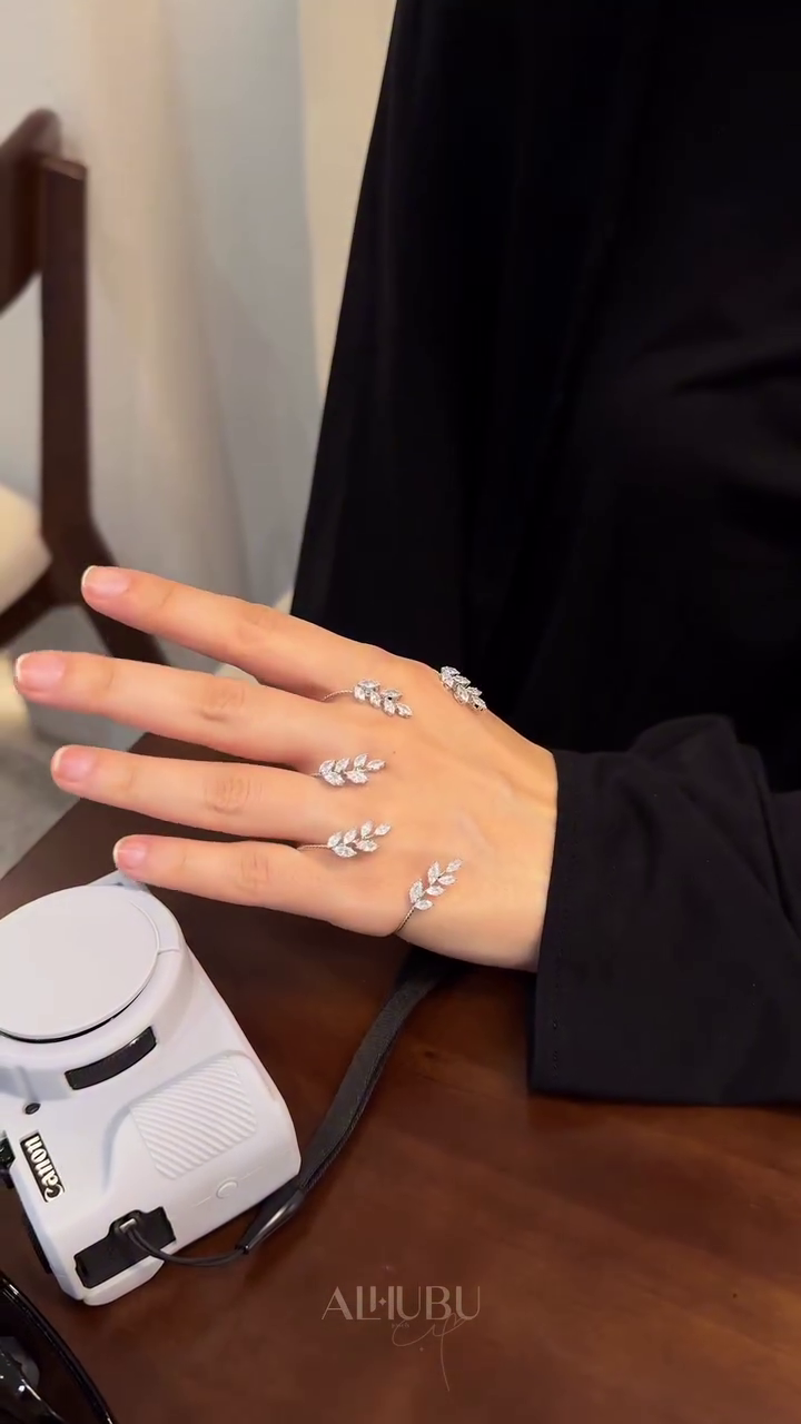 Elegant Silver‑Tone Leaf Design Adjustable Multi‑Finger Ring Set for Everyday Chic and Party Wear” 💍