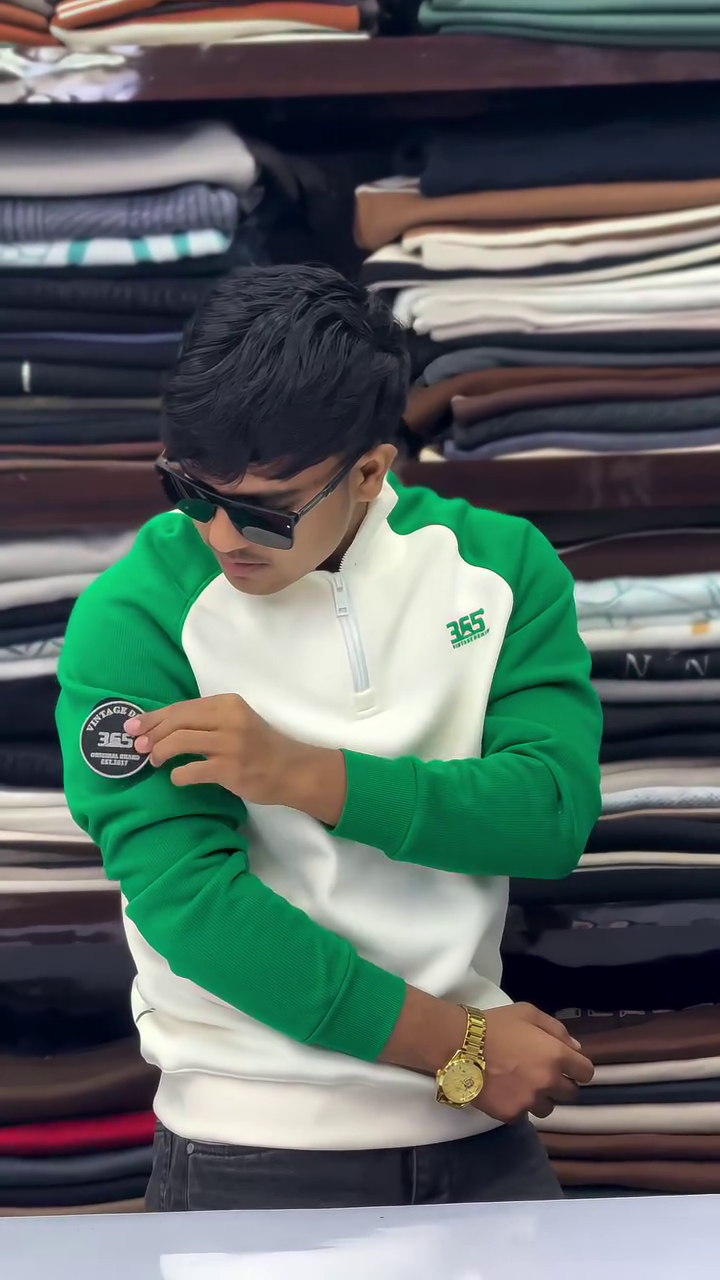Green & White Colorblock Half‑Zip High‑Neck Fleece Winter Sweatshirt with Arm Badge Detailing for Men” 💚