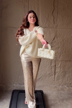 Champagne All‑Over Sequin Straight‑Fit Party Pants with Soft Off‑Shoulder Ivory Knit Sweater Co‑ord Set” ✨
