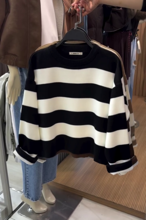 Black & White Bold Horizontal Stripe Oversized Cropped Knit Sweater with Drop Shoulders for Casual Street Style” 🖤