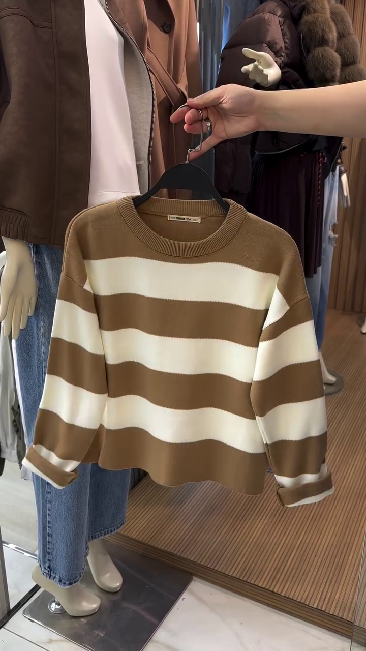 Black & White Bold Horizontal Stripe Oversized Cropped Knit Sweater with Drop Shoulders for Casual Street Style” 🖤 - Image 5