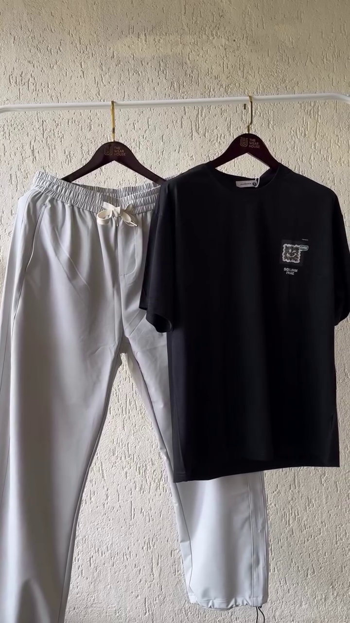 Athleisure Essential Black Graphic T-Shirt with Light Grey Jogger Pants – Everyday Sporty Comfort Wear